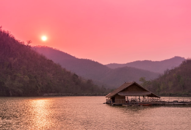 Kostenloses Foto raft schwimmt auf dem fluss nach sonnenuntergang zeit