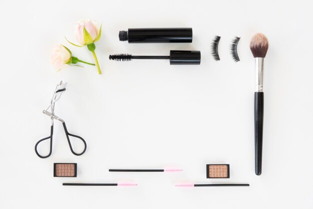 Rahmen aus Make-up-Produkten