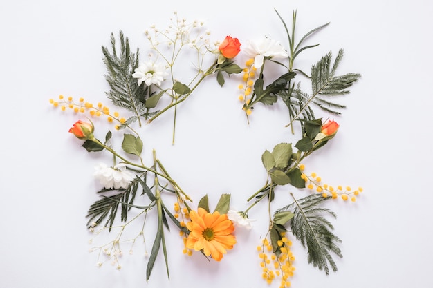 Rahmen aus verschiedenen Blumen am Tisch