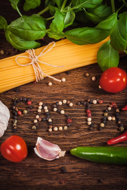 Rahmen aus Zutaten auf Spaghetti mit Text