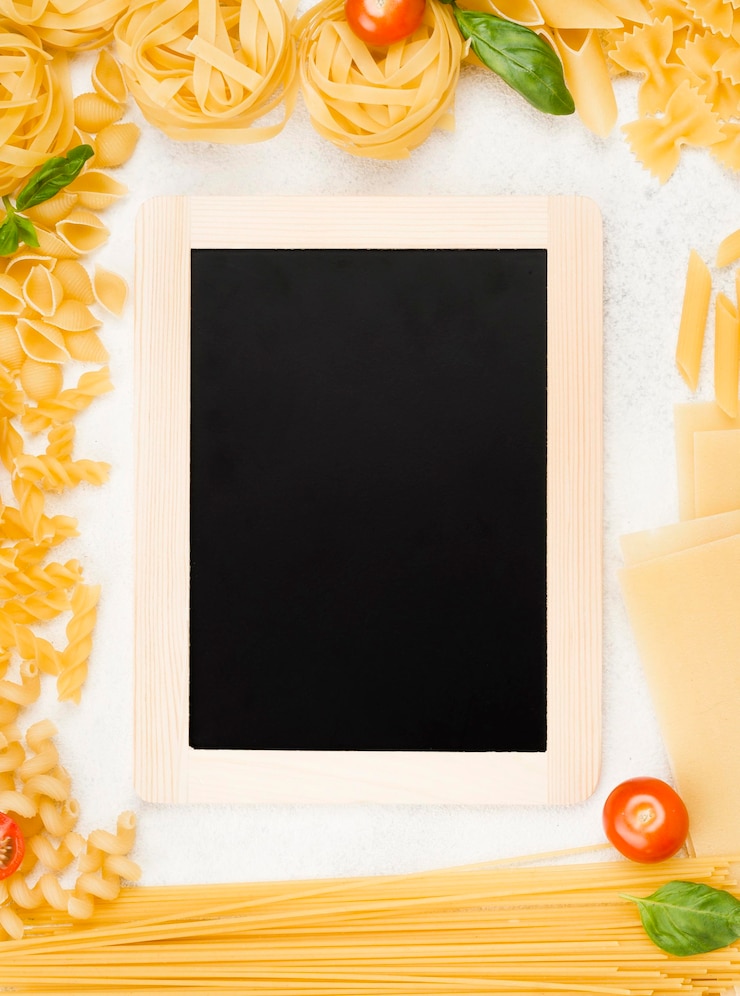Kostenlose Foto rahmen der italienischen nudeln mit tafel