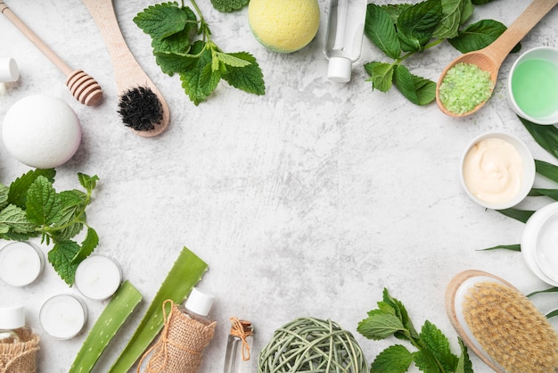 Rahmen für Naturkosmetikprodukte auf dem Schreibtisch