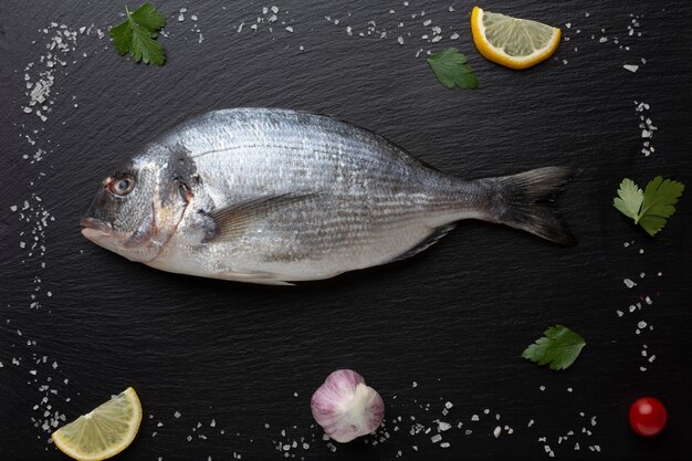 Rahmen mit frischem Fisch und Gewürzen