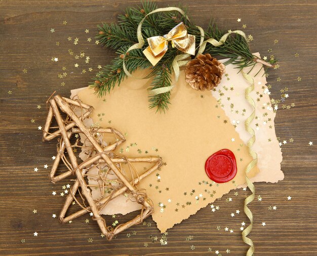 Rahmen mit vintage-papier und weihnachtsschmuck auf holzuntergrund