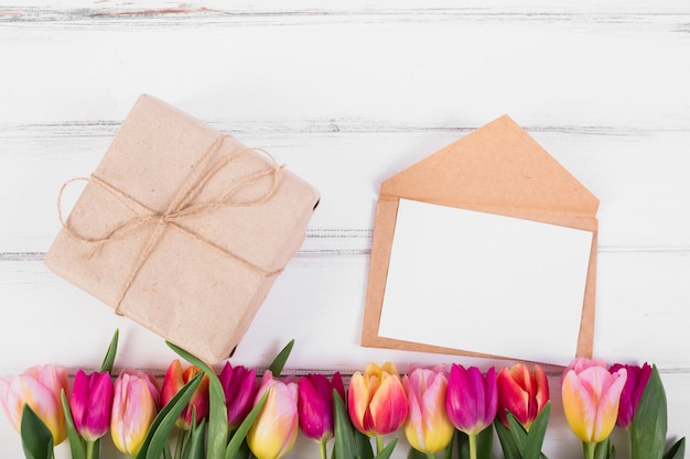 Rahmenbuchstabe und geschenkbox mit tulpe