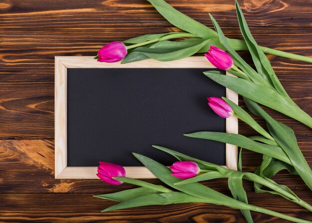 Rahmentafel und Tulpen