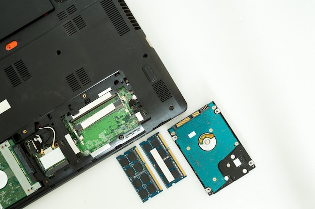 Ram-speicher und festplatte für laptop-computer auf weißem hintergrund, reparieren sie computerkonzept, draufsicht.