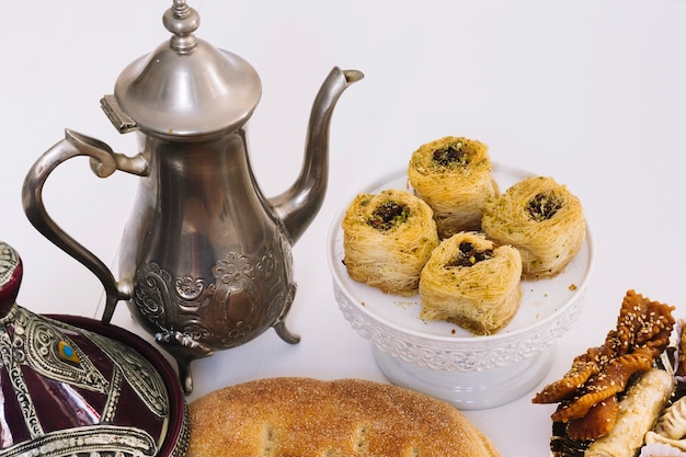 Ramadan-Komposition mit Teepott und arabischem Essen