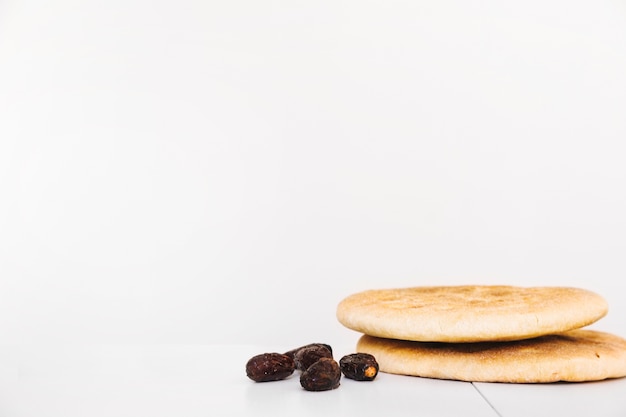 Kostenloses Foto ramadan-konzept mit brot und daten