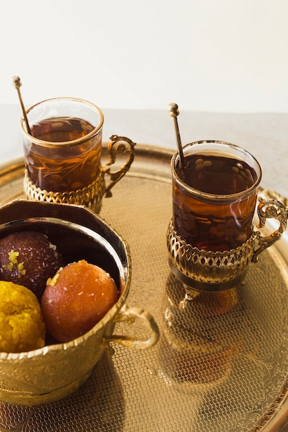 Ramadan-Konzept mit Tee und Essen