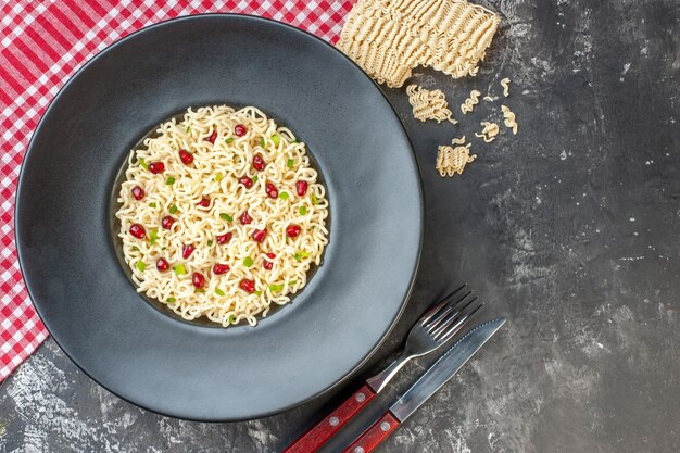 Ramen-Nudeln von oben auf dunklem rundem Teller