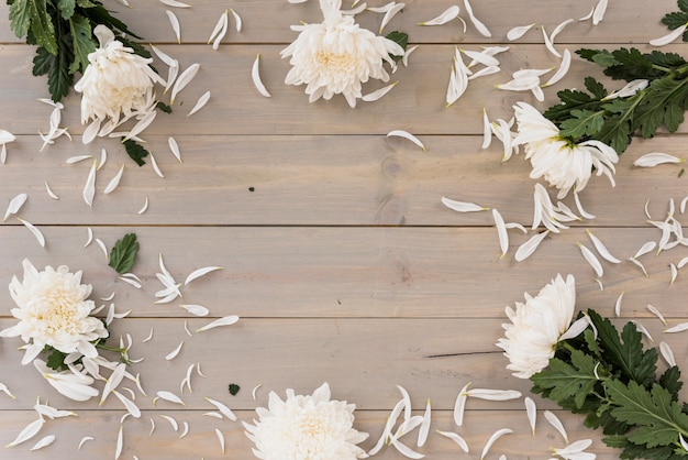 Kostenloses Foto rand aus blumen und blütenblättern