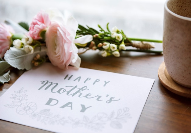 Kostenloses Foto ranunkeln blumenstrauß mit happy mothers day wish card