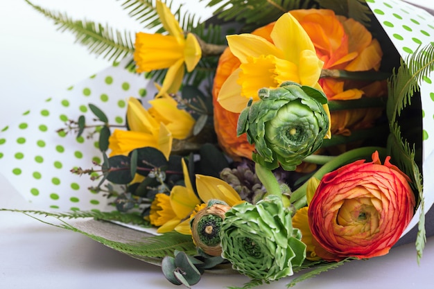 Kostenloses Foto ranunkulyus strauß der roten blumen auf einem weißen