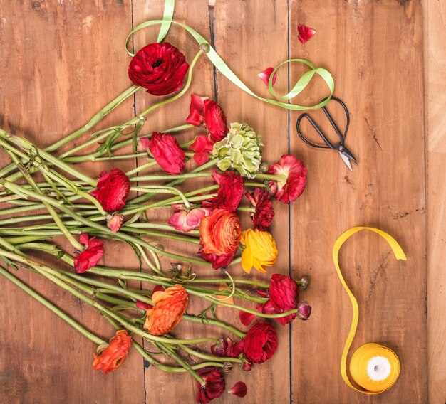 Kostenloses Foto ranunkulyus strauß roter blumen auf einem weißen raum. grußkarte