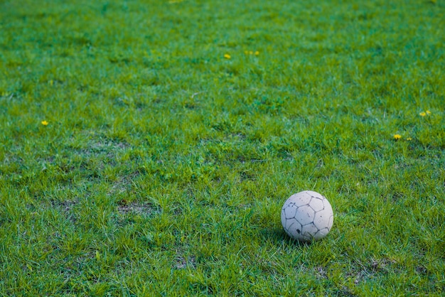 Rasen mit Fußball