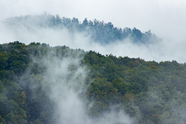 Rauch bedeckt den Berg Medvednica