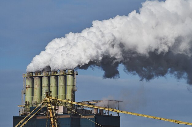 Rauch kommt aus Fabriken in einem Industriegebiet