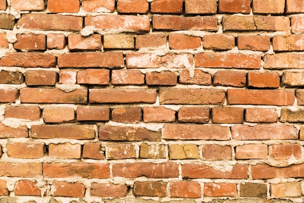 Raue Backsteinmauer mit Beton