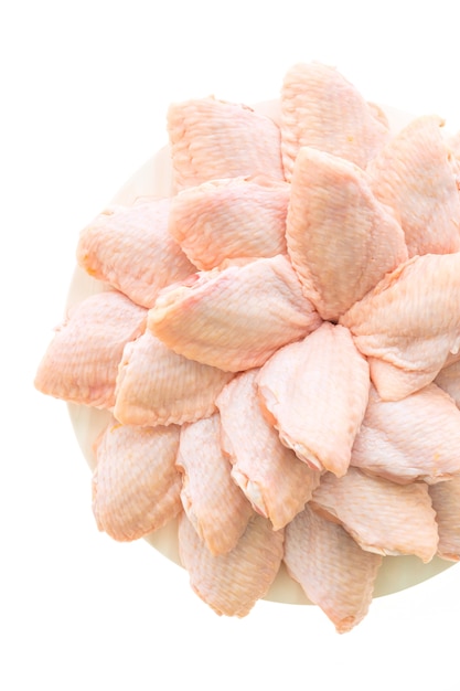 Kostenloses Foto raw hähnchenfleisch und flügel in weißen teller