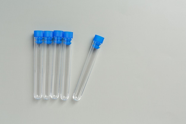 Reagenzglas mit Blutprobe für COVID-19-Test