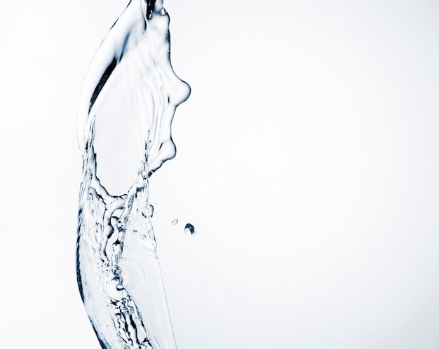 Realistische Wasserdynamik auf hellem Hintergrund mit Kopienraum