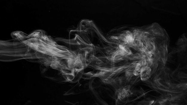 Realistischer Dampfrauch auf schwarzem Hintergrund