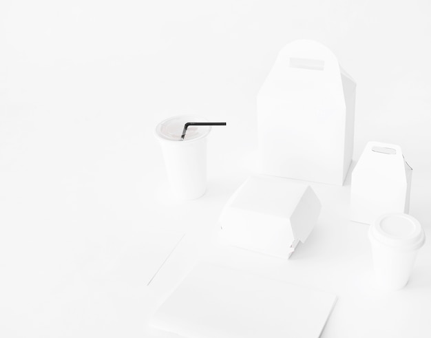 Realistischer Satz Schnellimbissverpackung vom Papier auf weißem Hintergrund