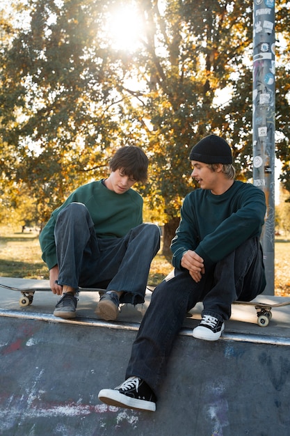 Kostenloses Foto rebellische teenager mit skateboards