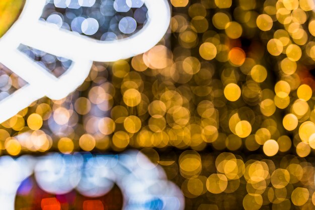 Recht abstraktes Funkelnlichter mit defocused bokeh Hintergrund