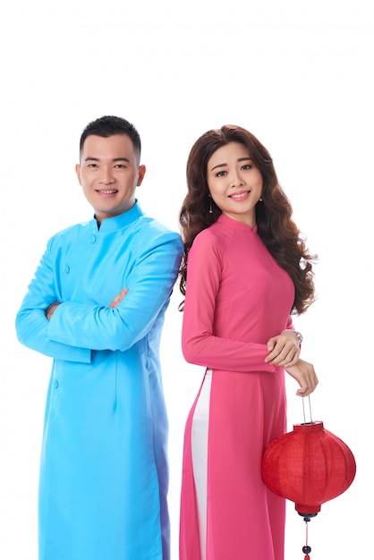 Recht asiatische Paare, die Schulter an Schulter die Frau hält chinesische Laterne stehen