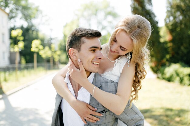 Recht blondes Mädchen mit dem langen Haar und dem hübschen Kerl im Park.