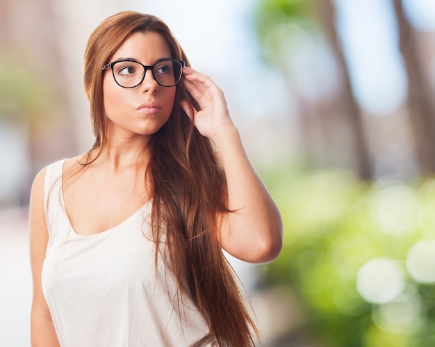 Recht junges Mädchen mit Brille.