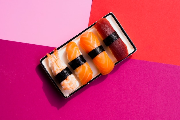 Kostenloses Foto rechteckiger teller mit sushi