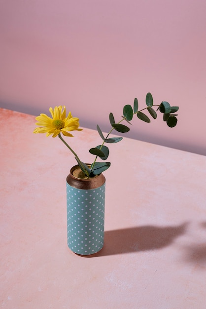 Recycelte Dose mit hohem Winkel und Blume