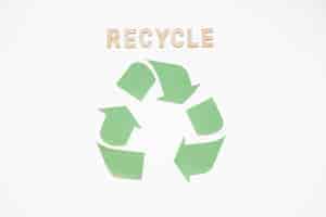 Kostenloses Foto recycle charaktere mit grünem logo