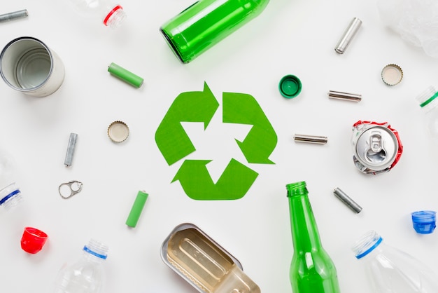 Recycling-Emblem rund um den Müll