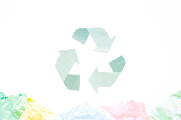 Recycling-Logo mit Papieren