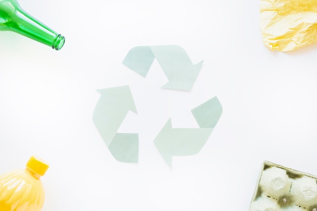 Recycling-Symbol mit Müll an den Ecken