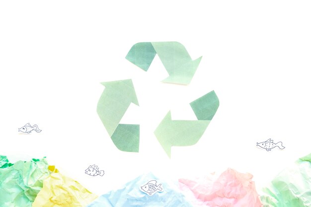 Recycling-Symbol mit Papieren