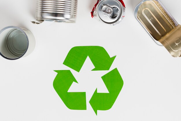 Recycling-Symbol neben gebrauchten Metallverpackungen