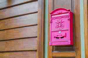 Kostenloses Foto red briefkasten auf holz wand