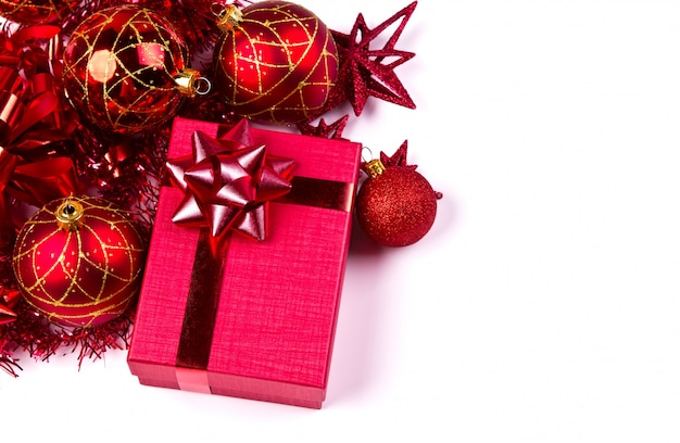 Red Geschenk-Box mit Weihnachtsschmuck