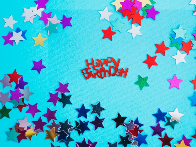 Kostenloses Foto red happy birthday und verschiedene sterne konfetti