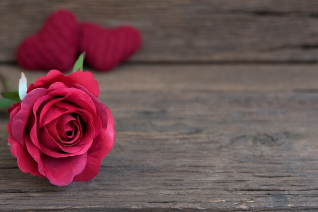 Red Rose Blume Großansicht auf rustikalen Holztisch