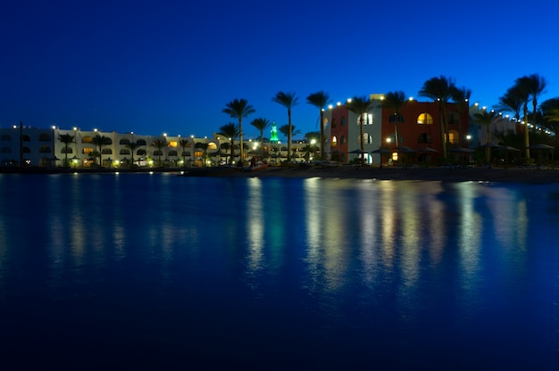 Red Sea Resort in der Nacht