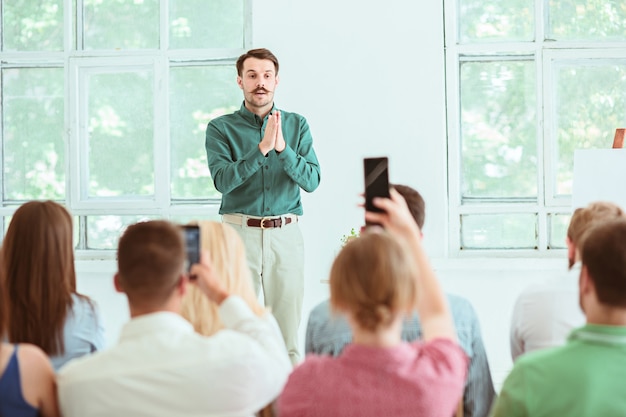 Referent beim Geschäftstreffen im Konferenzsaal. Business- und Entrepreneurship-Konzept.