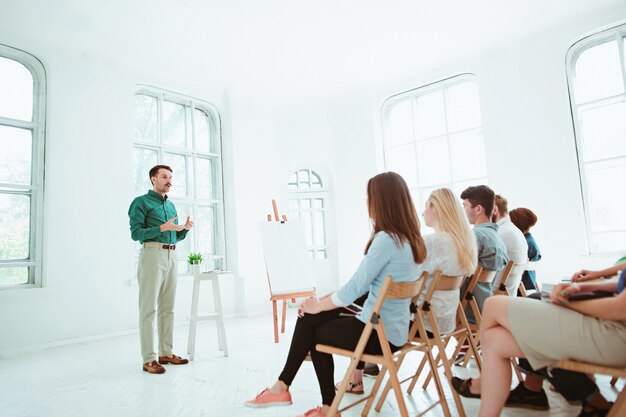 Referent beim Geschäftstreffen im Konferenzsaal. Business- und Entrepreneurship-Konzept.