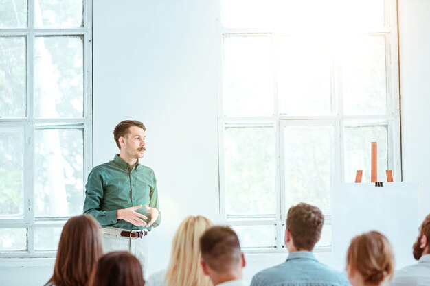 Referent beim Geschäftstreffen im Konferenzsaal. Business- und Entrepreneurship-Konzept.