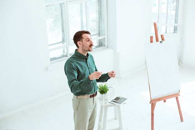 Referent beim Geschäftstreffen im Konferenzsaal. Business- und Entrepreneurship-Konzept.